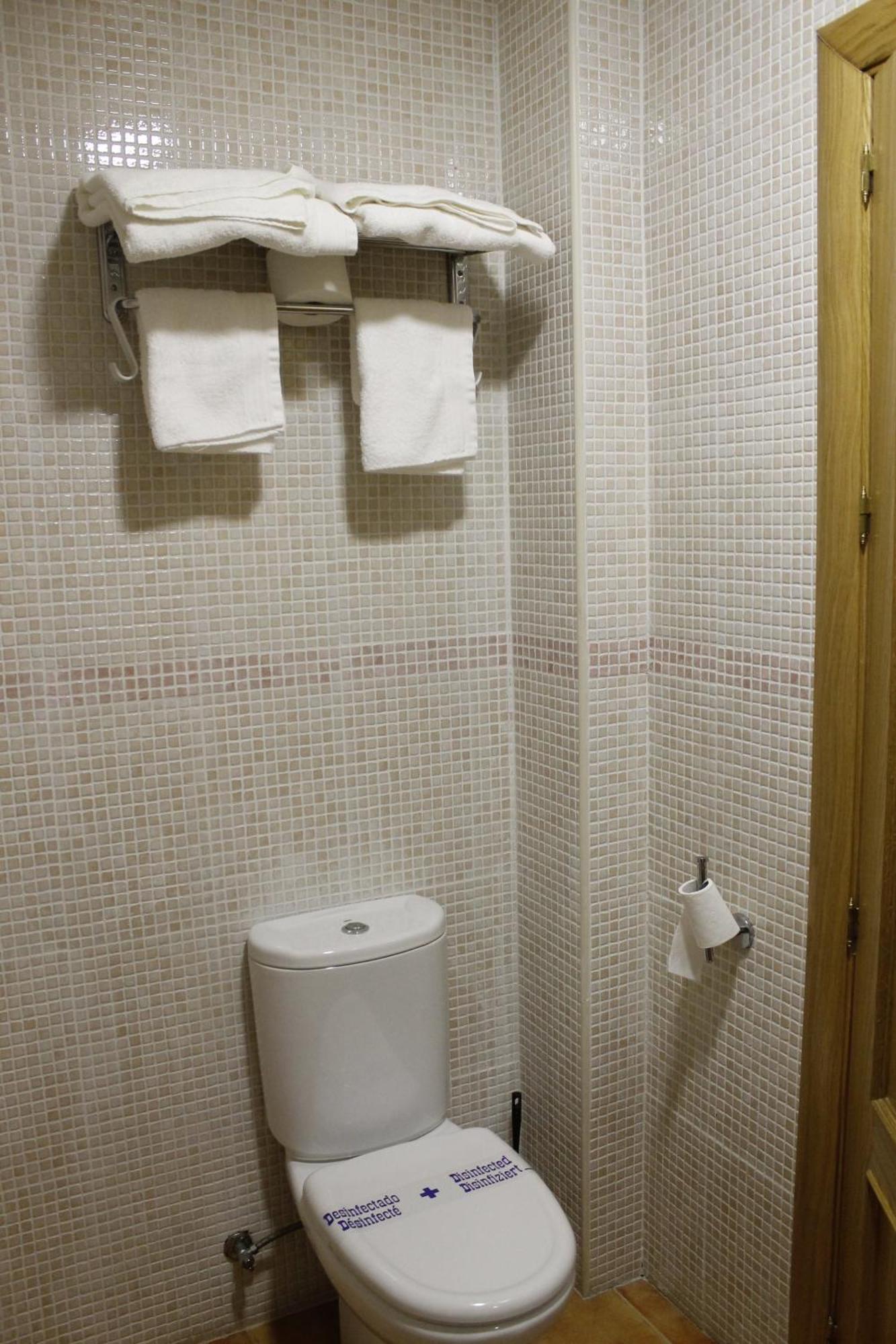 Hostal Restaurante Bustos Villarrubio Eksteriør billede